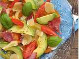 Salade colorée de tomates, avocat et bacon