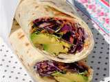 Wraps au chou rouge, carottes et avocat, sauce tahin-orange