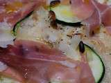 Pizza à la courgette, au jambon de Parme et aux pignons de pin