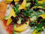 Pizza à la mangue et à l'avocat