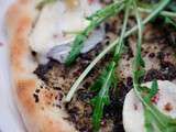 Pizza à la tapenade noire, au chèvre et à la roquette