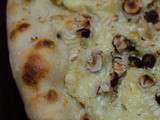 Pizza au camembert, au thym et aux noisettes