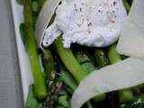 Salade d'asperges vertes avec un oeuf poché et du parmesan