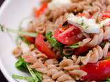 Salade de pâtes au pesto, au chèvre et aux tomates cerises