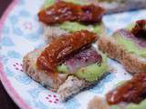 Tapas à l'anchois, au guacamole et à la tomate séchée