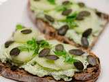 Tartine à la ricotta, au pesto et aux graines de courge