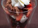 Trifle aux fraises, au chocolat et à la chantilly citronnée