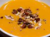 Velouté de courge butternut parsemé de noix et de chorizo