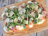 Pinsa jambon cru, parmesan et roquette