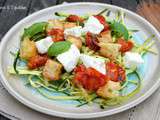 Spaghetti de courgettes aux tomates rôties, mozzarella et croûtons