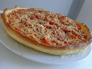 Tarte au thon, moutarde et tomates