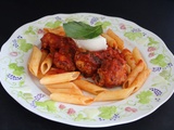 Boulettes sauce tomate basilic, penne et burrata