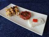 Brochettes crevette, poulet, ananas et tartare de tomates basilic