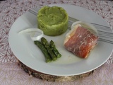 Dos de cabillaud dans sa robe de jambon cru et sa purée aux asperges vertes