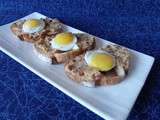 Mini-toasts d'oeufs de caille, beurre de lard