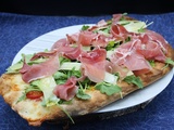 Pinsa à la chiffonnade de jambon speck, parmesan et roquette