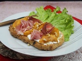 Tartine de burrata, jambon Serrano et nectarines rôties