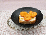 Toasts dorés à la ricotta, abricots rôtis et miel au thym