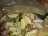 Bouillon au jambon, petits pois et pâtes