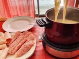 Laissez-vous tenter par la gourmandise d’une fondue au fromage