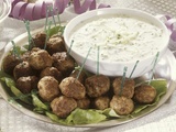 Assiette d’amuse-gueules avec boulettes de viande et sauce au concombre
