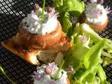 Champignons printaniers au chèvre fouetté et fleurs de ciboulette sur petite verdure