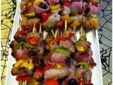 Brochettes de chipo, pruneaux au bacon et poivrons tricolores