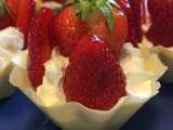 Corolle de chocolat blanc, chantilly et fraises