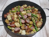 Poêlée de pommes de terre, asperges vertes et saucisses de Morteau