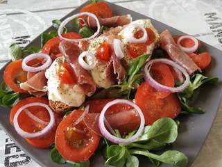 Salade de mâche et sa tartine gourmande ricotta, burrata et jambon cru au miel