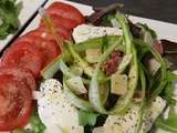 Salade de mesclun, asperges vertes, lardons de canard