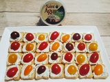 Toasts de Saint Agur frais aux tomates cerises multicolores