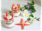 Petites verrines fraises ananas comme des fleurs