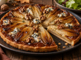 Au démoulage, cette tatin révèle des endives caramélisées, du roquefort et des noix