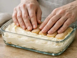 Avec boudoirs et crème pâtissière : gâteau frais