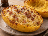 Cette courge spaghetti cache des filaments crémeux sous ses lardons dorés
