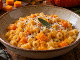 Cette pasta e zucca cuit les pâtes directement au cœur du potimarron