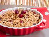 Crumble croustillant aux cerises et à la rhubarbe