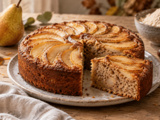 Sous sa rosace de poires, ce gâteau cache une mie à la châtaigne parfumée d’orange