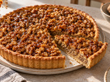 Sous ses noix caramélisées, cette tarte cache une fine crème aux noix