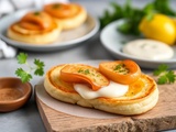 Découvrez la Recette Exclusive de Blinis au Saumon Fumé et Crème de Raifort