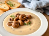 Découvrez la recette: Velouté de champignons avec tuiles de parmesan et châtaignes