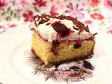 Poke cake fruits rouges