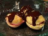 Profiteroles à la glace à la framboise et coulis de chocolat