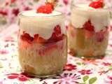 Verrine légère à la fraise, rhubarbe, yaourt grec et sirop d'agave