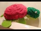 Tortue en peluche avec tricotin