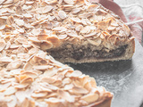 Tarte macaronnée aux fraises: crème d’amande et compotée de fraises