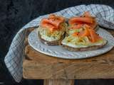 Tartines croustillantes au fromage frais, fenouil & saumon fumé