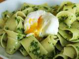 Parppardelle au pesto de kale et oeuf poché