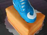 Gateau chaussure nike et sa boîte en carton. ( recette rice krispies treat, rtk )